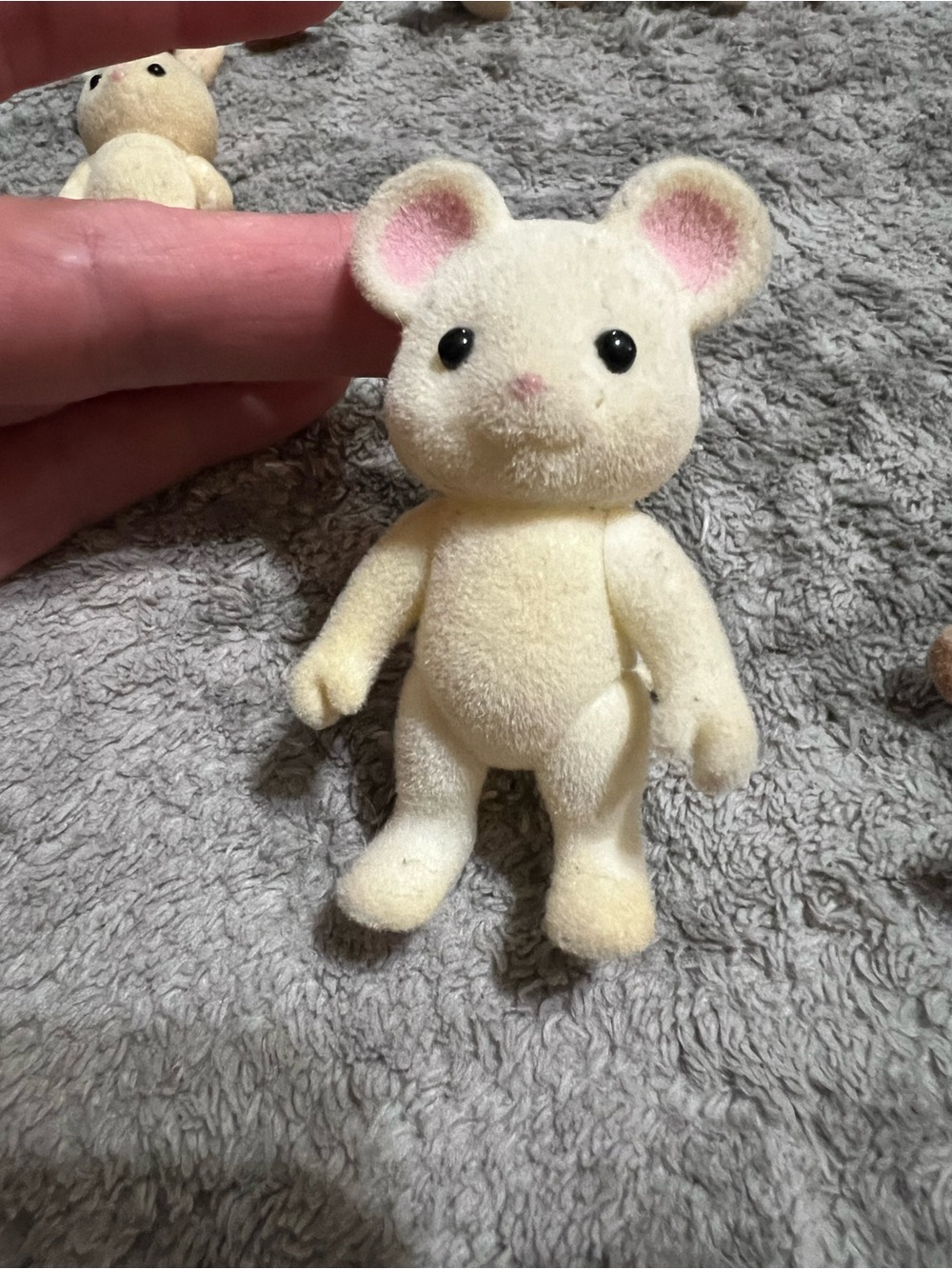 6 Sylvanian Family Calico Critters, bunnies, mouse & hedgehog. - Picture 9 of 12
